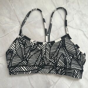 Lululemon Stylish Black and White Sports Bra Size 4 (no pads)